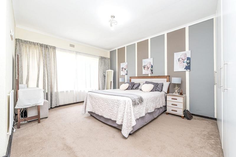 5 Bedroom Property for Sale in Helderkruin Gauteng