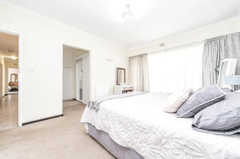 5 Bedroom Property for Sale in Helderkruin Gauteng