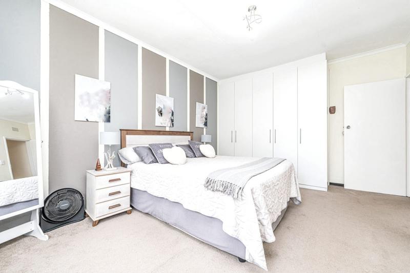 5 Bedroom Property for Sale in Helderkruin Gauteng