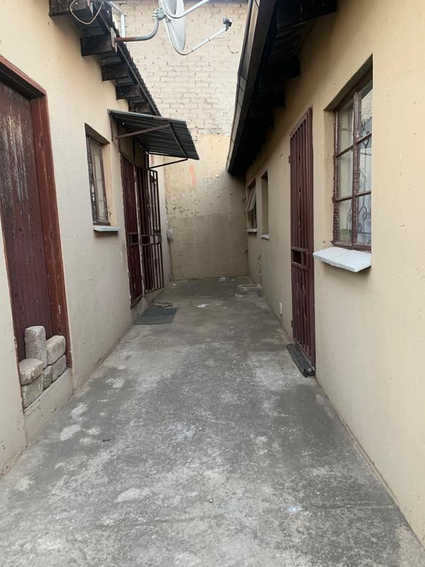 6 Bedroom Property for Sale in Entshonalanga Gauteng