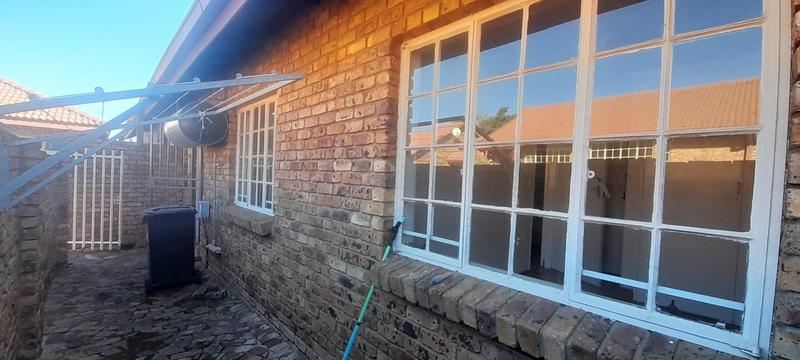3 Bedroom Property for Sale in Rooihuiskraal North Gauteng