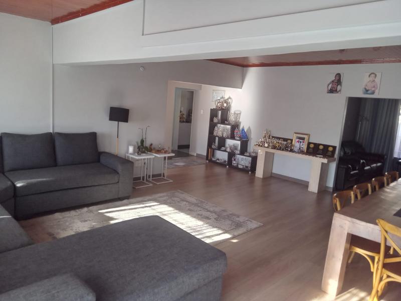 5 Bedroom Property for Sale in Wierda Park Gauteng
