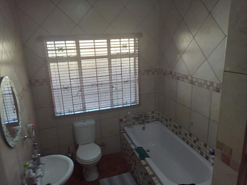 5 Bedroom Property for Sale in Wierda Park Gauteng