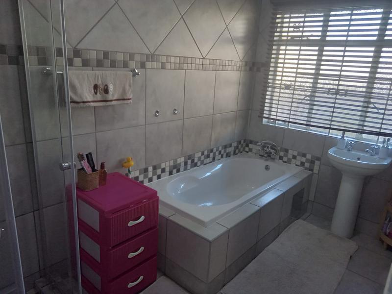 5 Bedroom Property for Sale in Wierda Park Gauteng