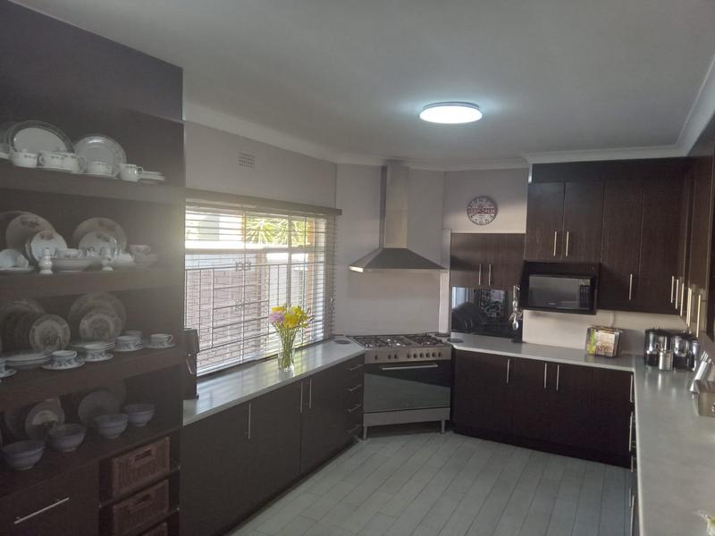 5 Bedroom Property for Sale in Wierda Park Gauteng