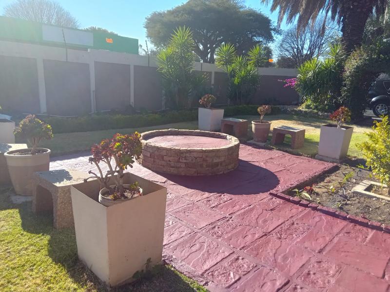 5 Bedroom Property for Sale in Wierda Park Gauteng