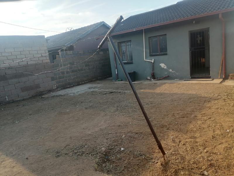 2 Bedroom Property for Sale in Zola Gauteng