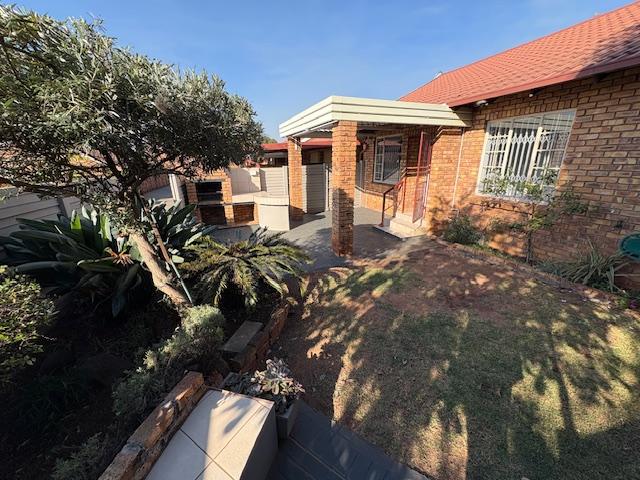 3 Bedroom Property for Sale in Rooihuiskraal North Gauteng