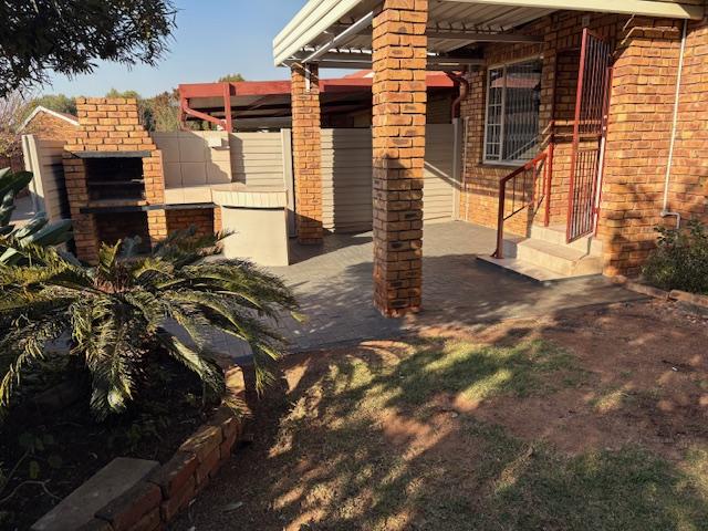 3 Bedroom Property for Sale in Rooihuiskraal North Gauteng