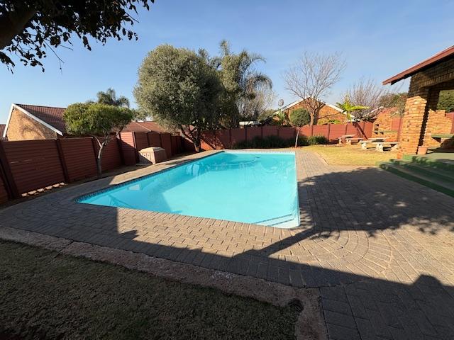 3 Bedroom Property for Sale in Rooihuiskraal North Gauteng