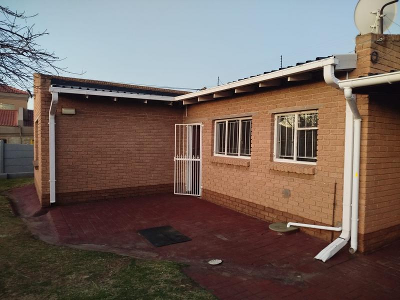To Let 2 Bedroom Property for Rent in Robertsham Gauteng