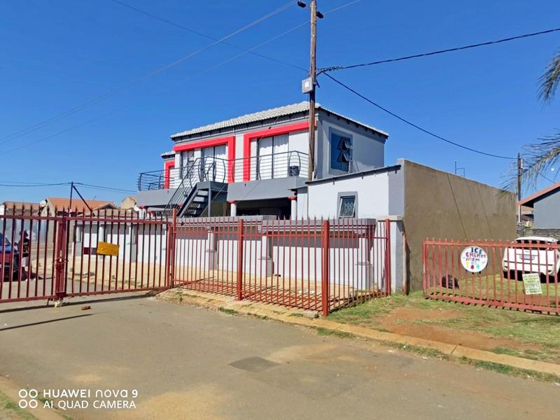 8 Bedroom Property for Sale in Clayville Gauteng