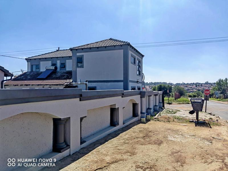 8 Bedroom Property for Sale in Clayville Gauteng