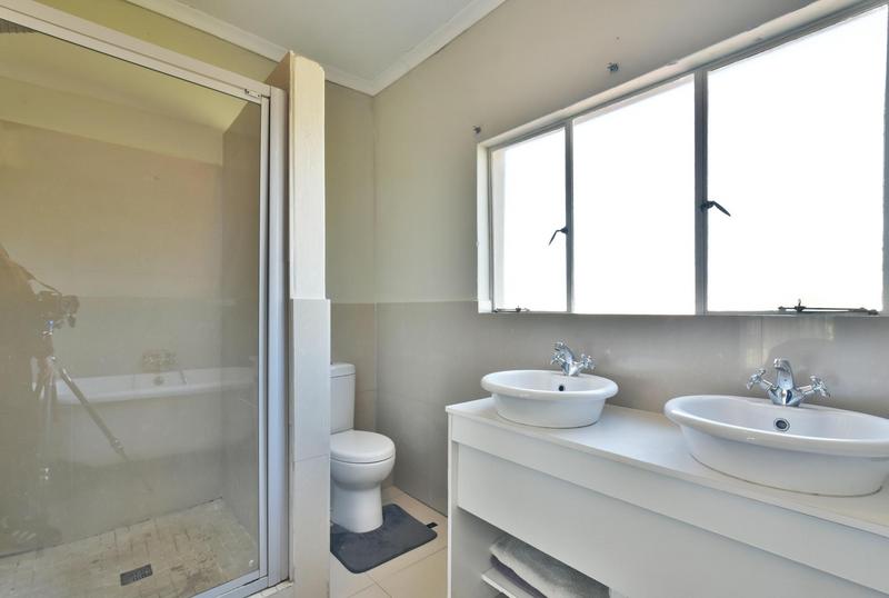 5 Bedroom Property for Sale in Tulisa Park Gauteng