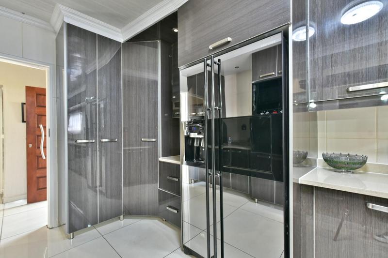 6 Bedroom Property for Sale in Weltevreden Park Gauteng