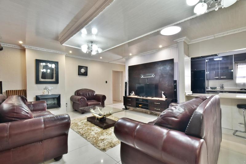 6 Bedroom Property for Sale in Weltevreden Park Gauteng