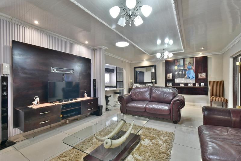 6 Bedroom Property for Sale in Weltevreden Park Gauteng
