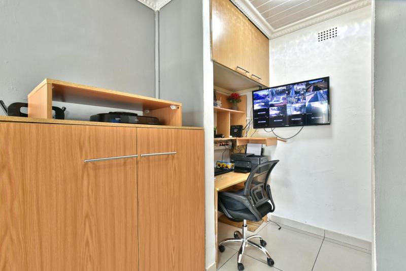 6 Bedroom Property for Sale in Weltevreden Park Gauteng