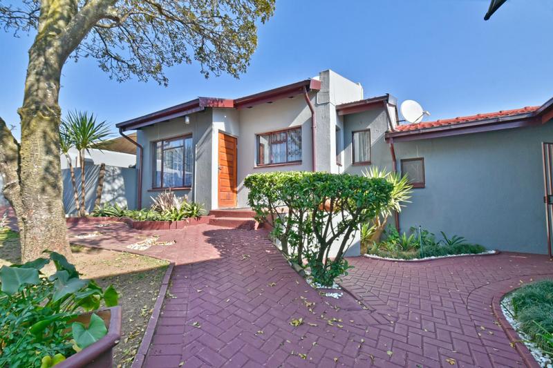 6 Bedroom Property for Sale in Weltevreden Park Gauteng