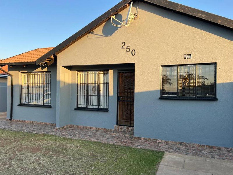 To Let 3 Bedroom Property for Rent in Ormonde View Gauteng