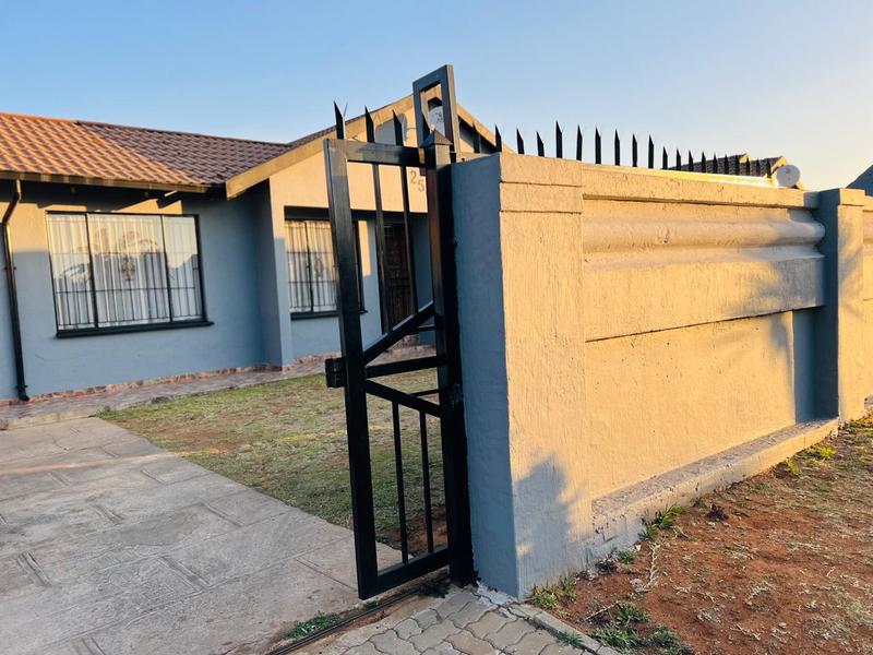 To Let 3 Bedroom Property for Rent in Ormonde View Gauteng