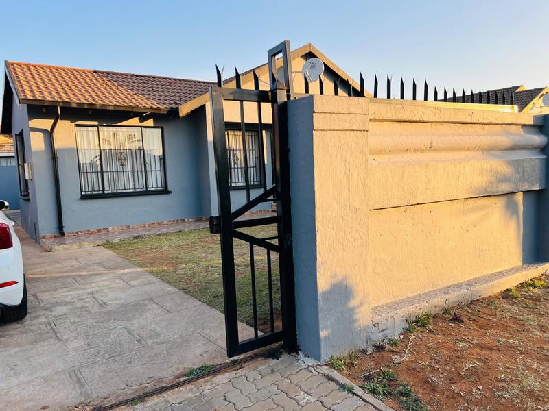 To Let 3 Bedroom Property for Rent in Ormonde View Gauteng