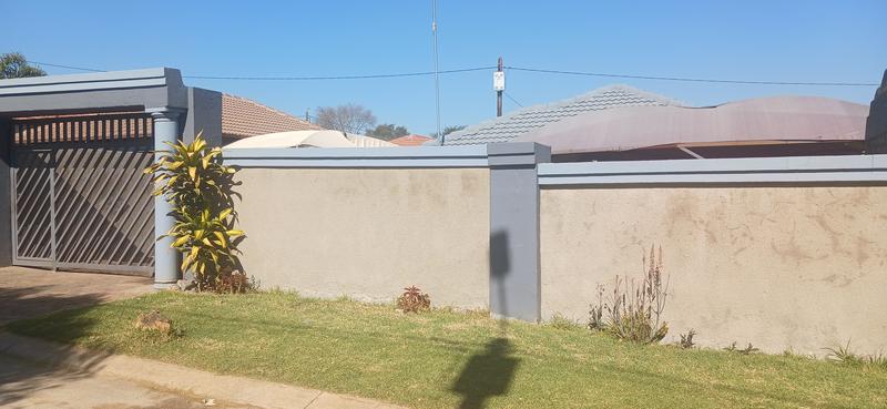 3 Bedroom Property for Sale in Clayville Gauteng