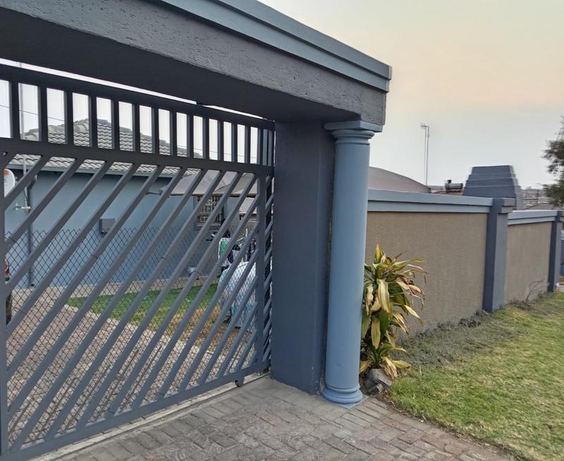 3 Bedroom Property for Sale in Clayville Gauteng