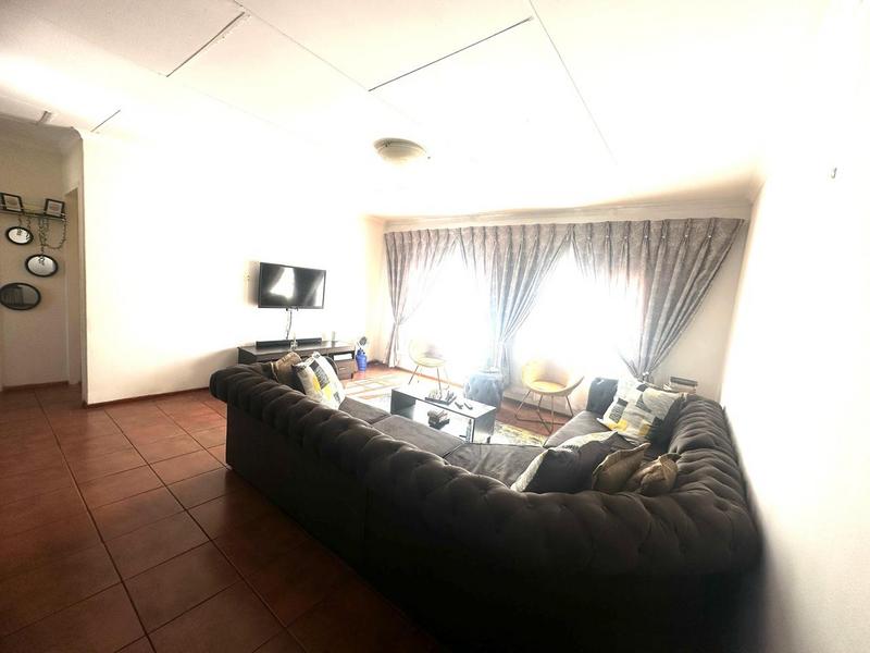 To Let 2 Bedroom Property for Rent in Die Hoewes Gauteng
