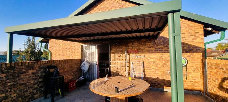 2 Bedroom Property for Sale in Rooihuiskraal North Gauteng