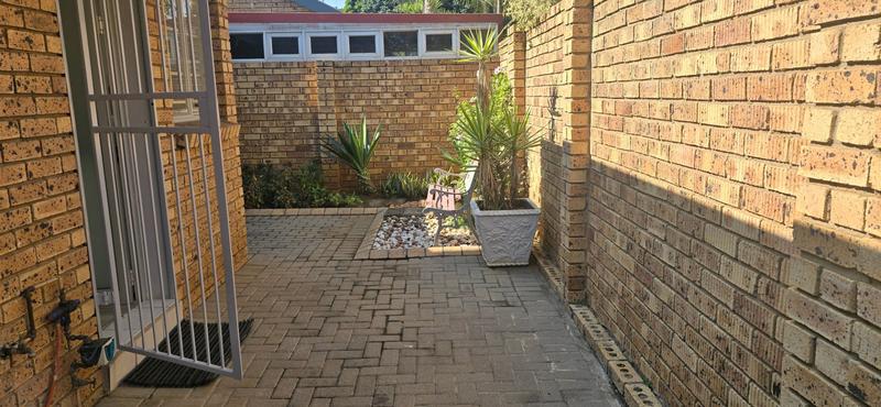 2 Bedroom Property for Sale in Magalieskruin Gauteng