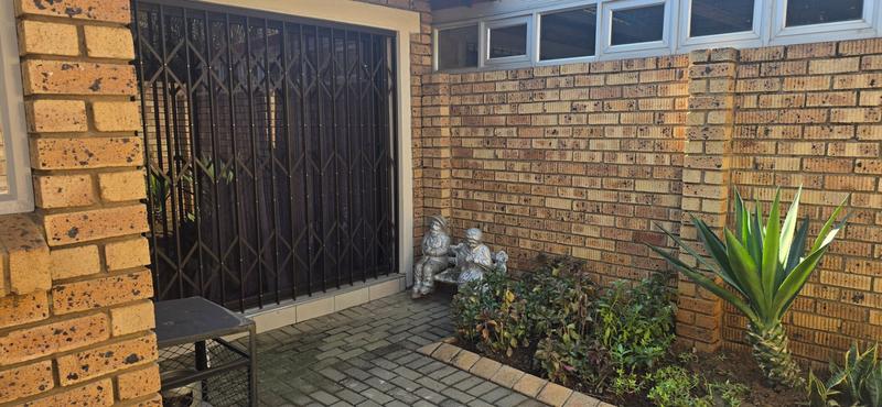 2 Bedroom Property for Sale in Magalieskruin Gauteng