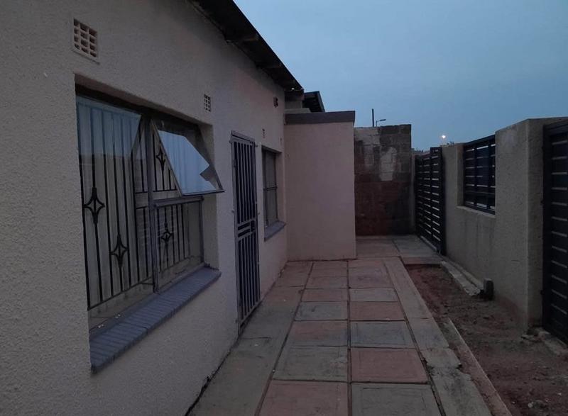 2 Bedroom Property for Sale in Molapo Gauteng