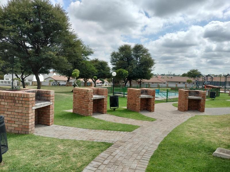 3 Bedroom Property for Sale in Kosmosdal Gauteng