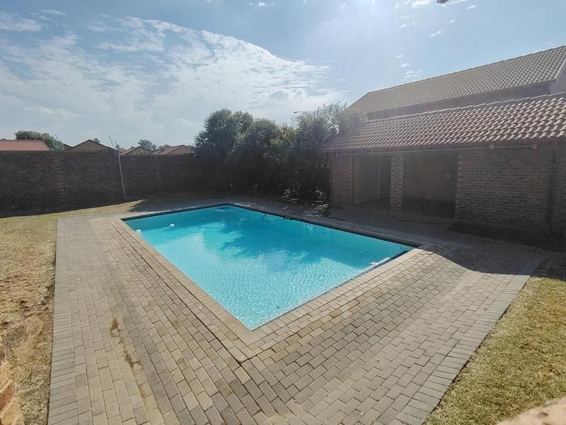 2 Bedroom Property for Sale in The Reeds Gauteng