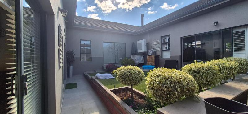 4 Bedroom Property for Sale in Midstream Ridge Gauteng
