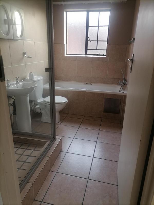 To Let 2 Bedroom Property for Rent in Sonneveld Gauteng