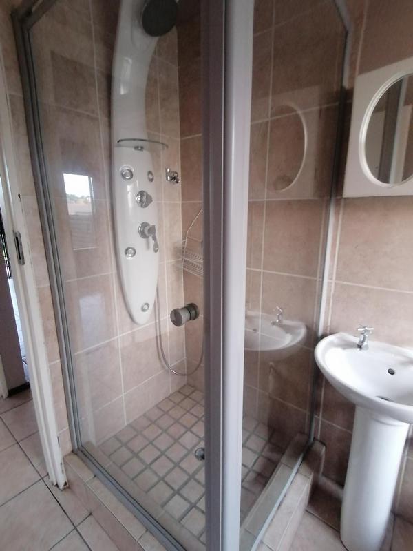 To Let 2 Bedroom Property for Rent in Sonneveld Gauteng