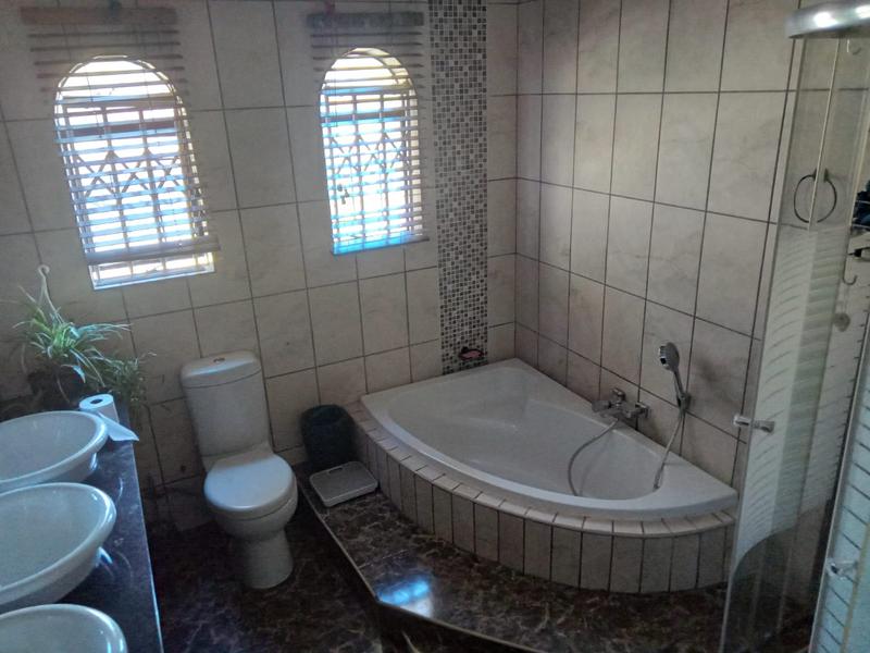 5 Bedroom Property for Sale in Rooihuiskraal Gauteng