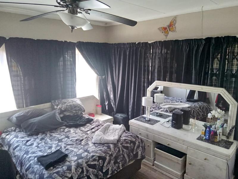 5 Bedroom Property for Sale in Rooihuiskraal Gauteng