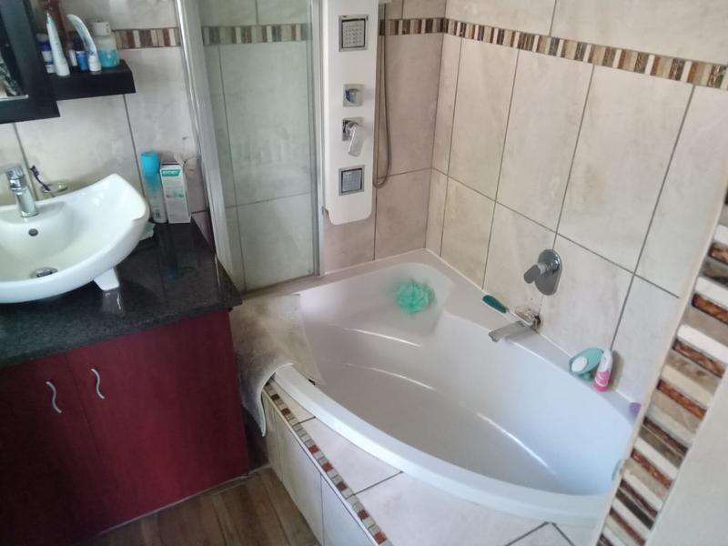 5 Bedroom Property for Sale in Rooihuiskraal Gauteng