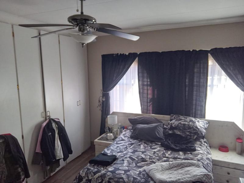 5 Bedroom Property for Sale in Rooihuiskraal Gauteng