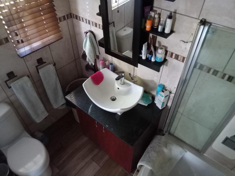 5 Bedroom Property for Sale in Rooihuiskraal Gauteng