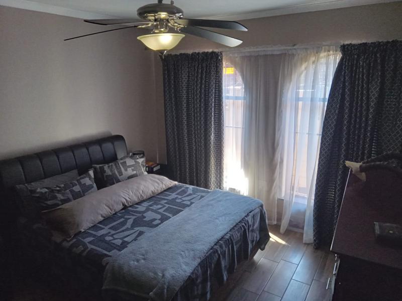 5 Bedroom Property for Sale in Rooihuiskraal Gauteng