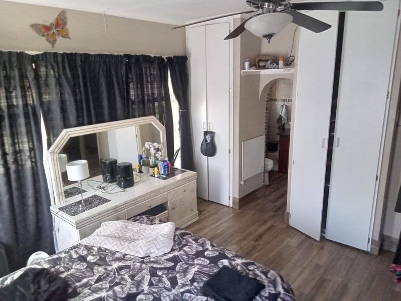 5 Bedroom Property for Sale in Rooihuiskraal Gauteng