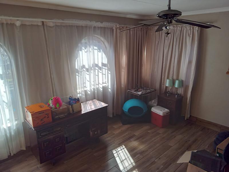 5 Bedroom Property for Sale in Rooihuiskraal Gauteng