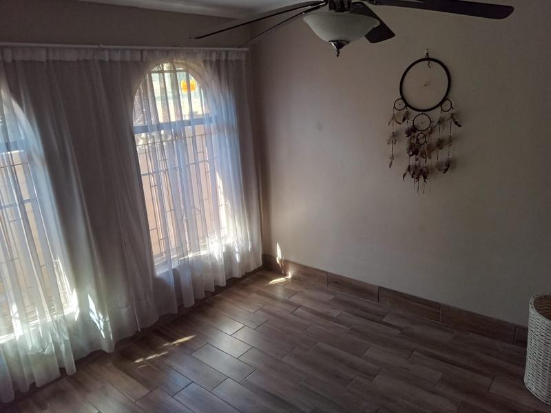 5 Bedroom Property for Sale in Rooihuiskraal Gauteng