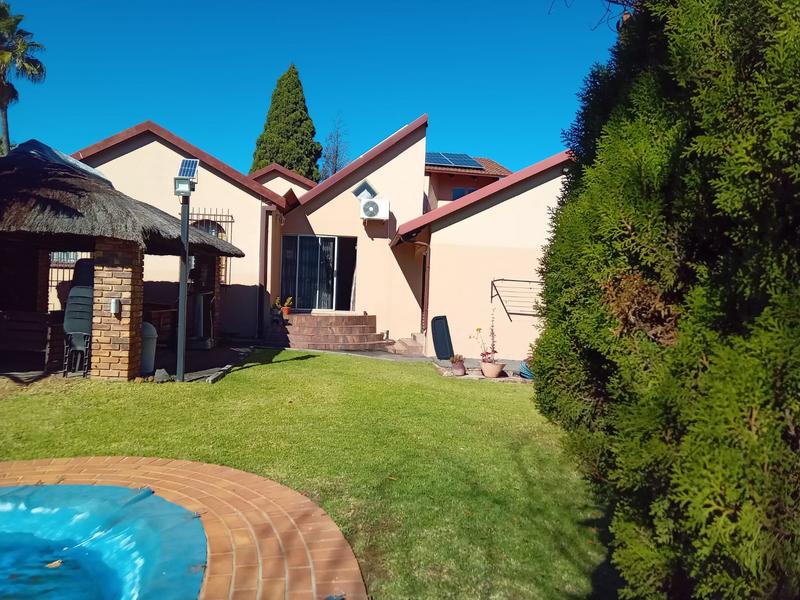 5 Bedroom Property for Sale in Rooihuiskraal Gauteng