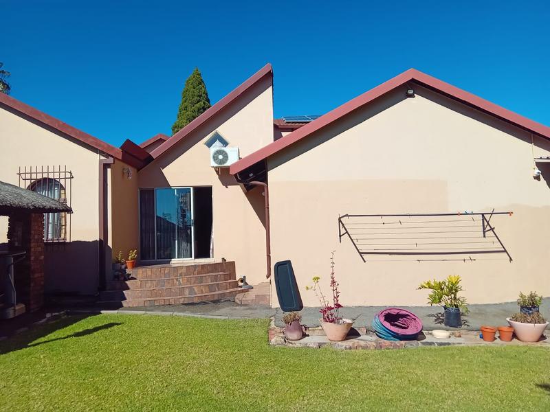 5 Bedroom Property for Sale in Rooihuiskraal Gauteng