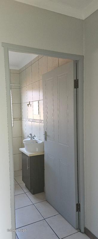 To Let 2 Bedroom Property for Rent in Greenhills Gauteng